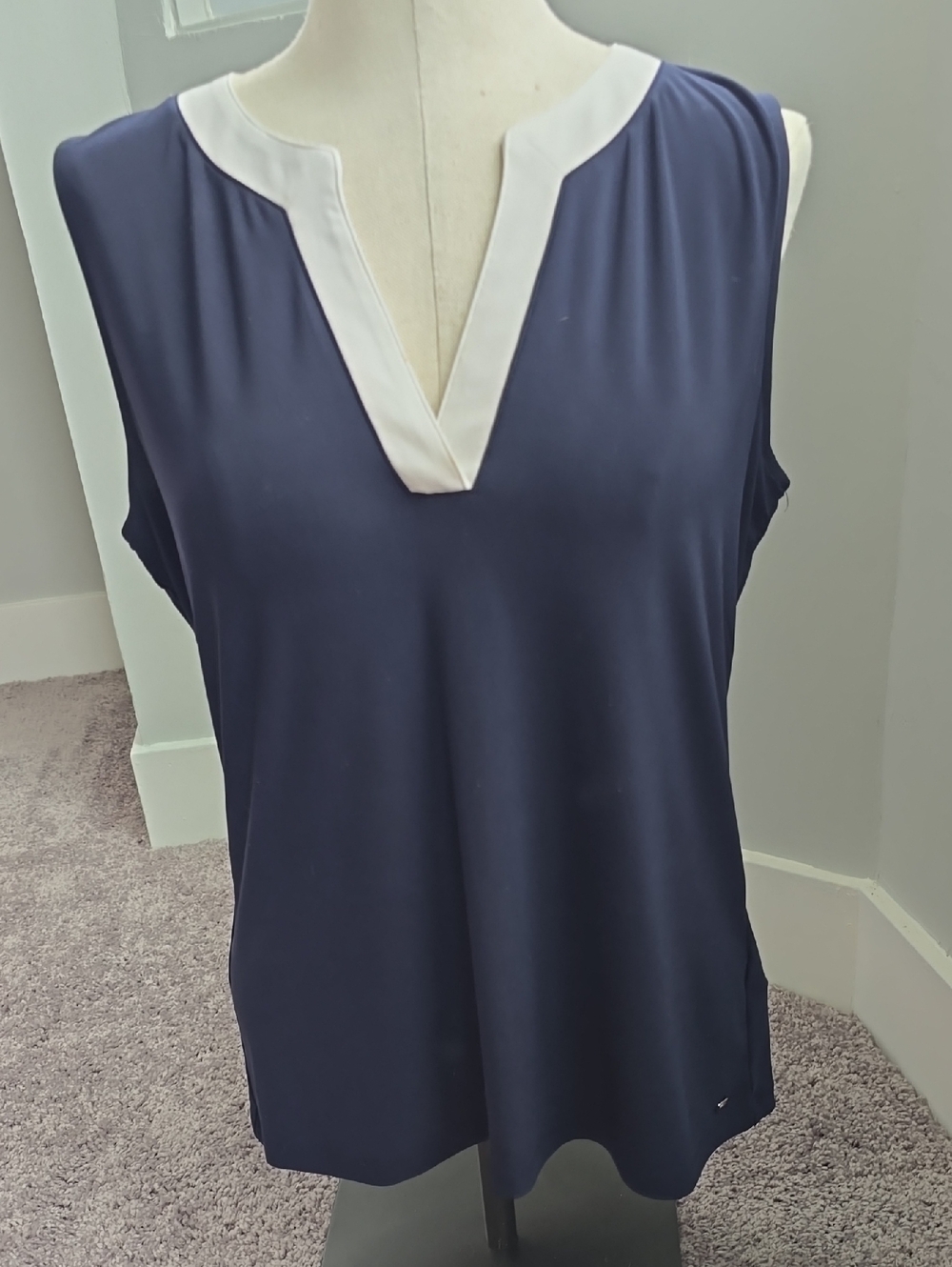 Women's Tommy Hilfiger Navy Sleeveless V-Notch Tank with White Trim Size M